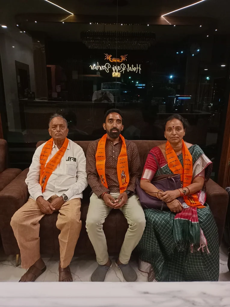 Family and senior citizens on Ayodhya pilgrimage tour
